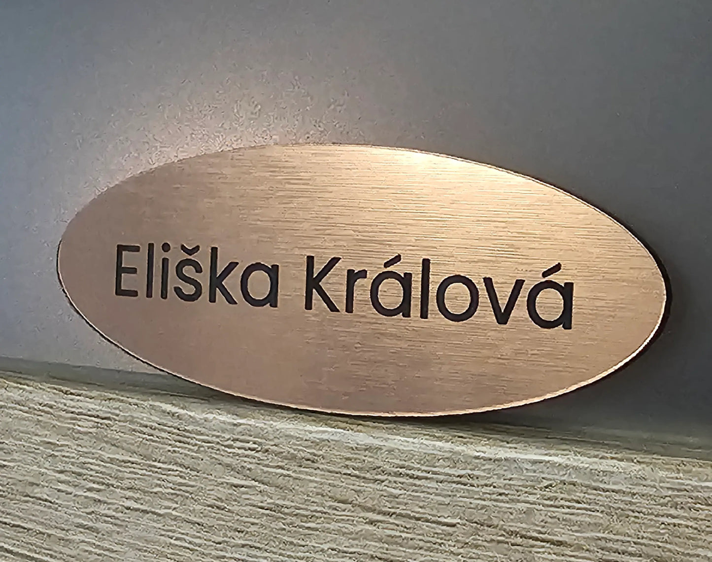 Štítky plastové - materiál bronzový metalický plast