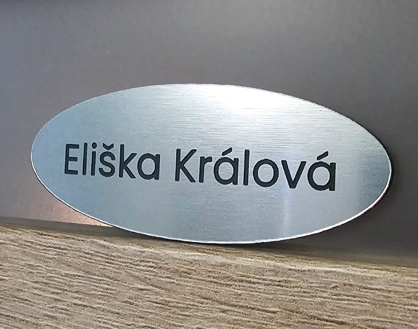 Štítky plastové - materiál stříbrný metalický plast